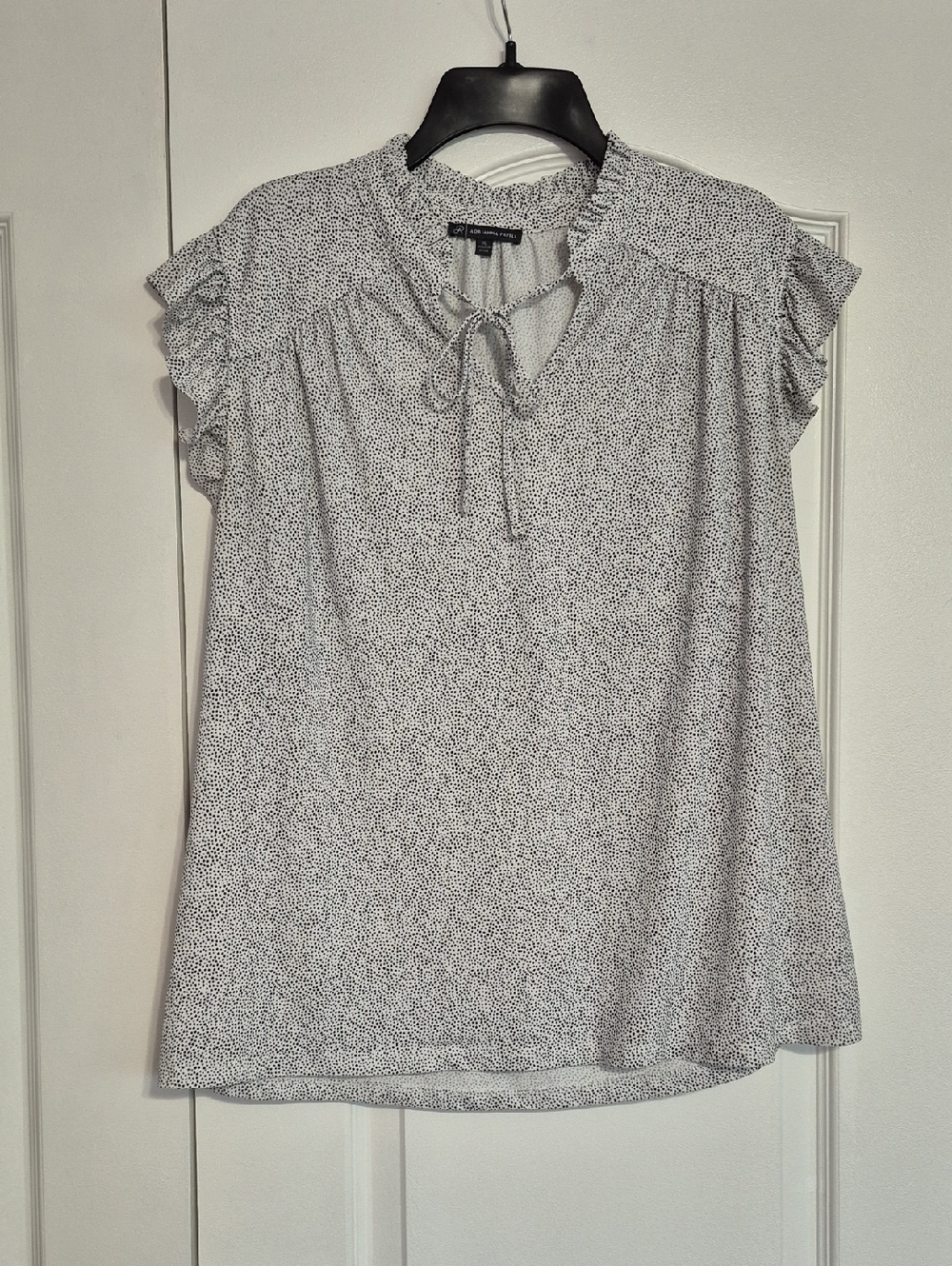 ADRIANNA PAPELL White & Black Ruffle Sleeve Tie-Neck Top
